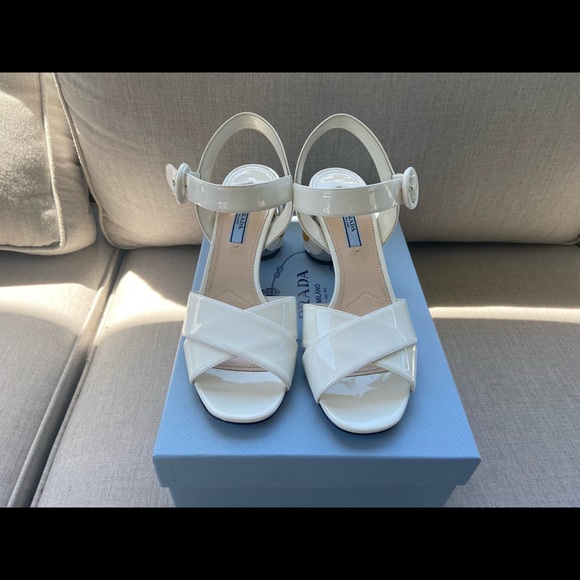Worn once Prada white patent leather sandals with flowered heel - Picture 6 of 7
